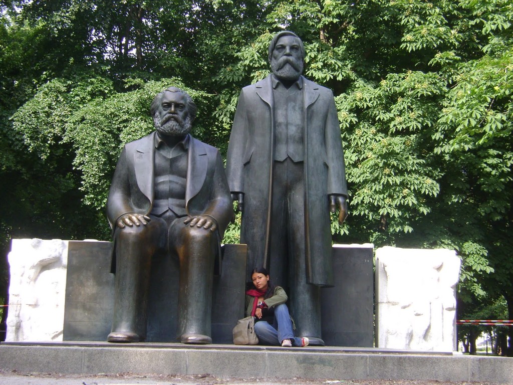 Estatua Marx Engels Berlín Andrea Aguilar-Calderón