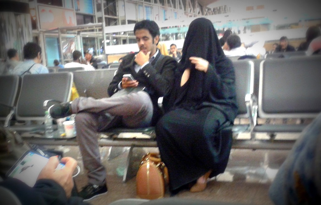 Aeropuerto Riyadh Arabia Saudita Pareja Mujer burka Charlie Hebdo