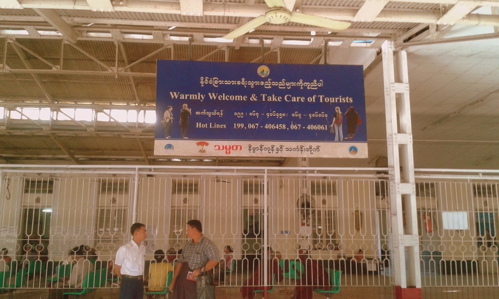 Rótulo turistas Estación de trenes Yangon Curiosidades de Myanmar