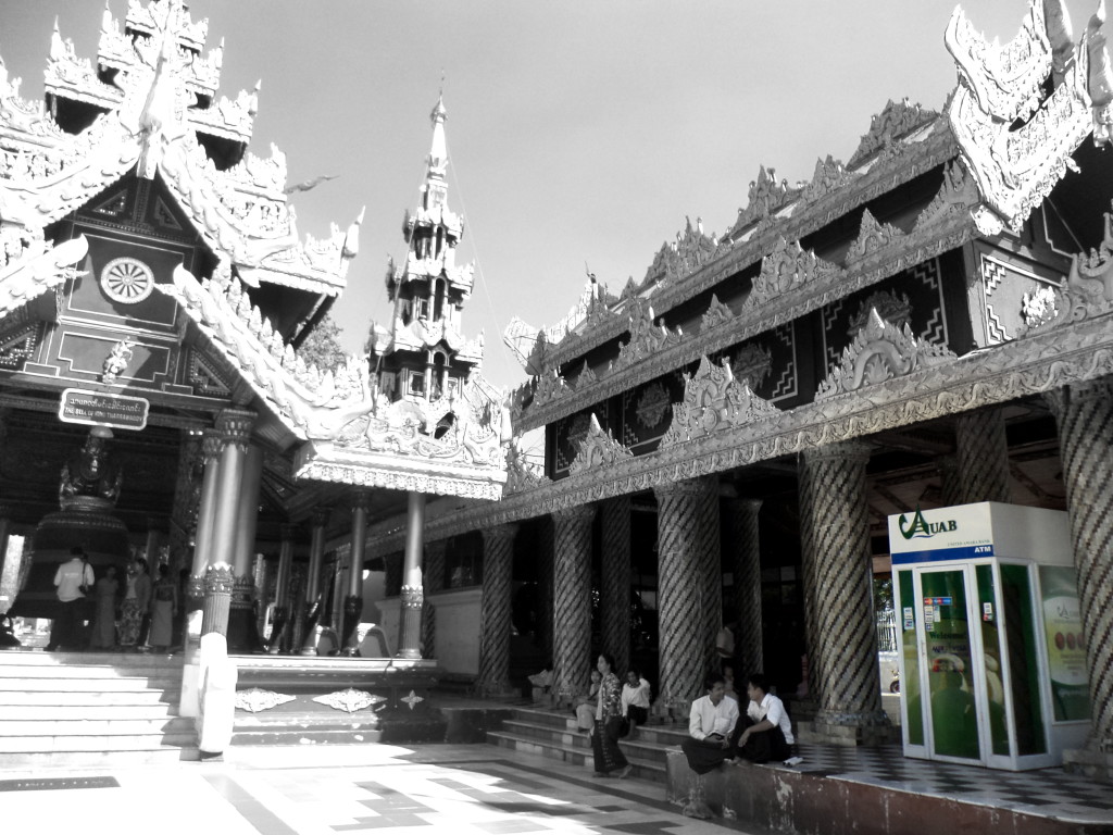 Curiosidades de Myanmar Cajero en un templo