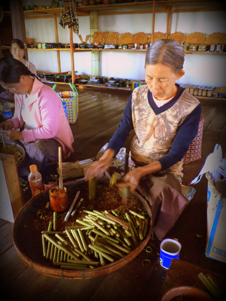 Mujer haciendo cigarros Lago Inle Curiosidades de Myanmar