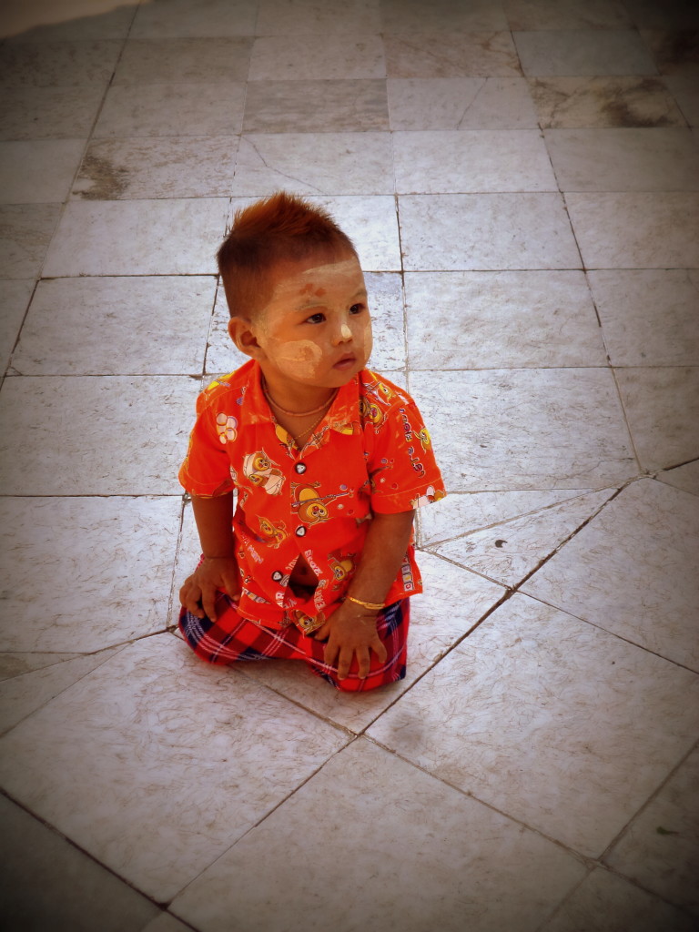 Niño usando thanaka Curiosidades de Myanmar