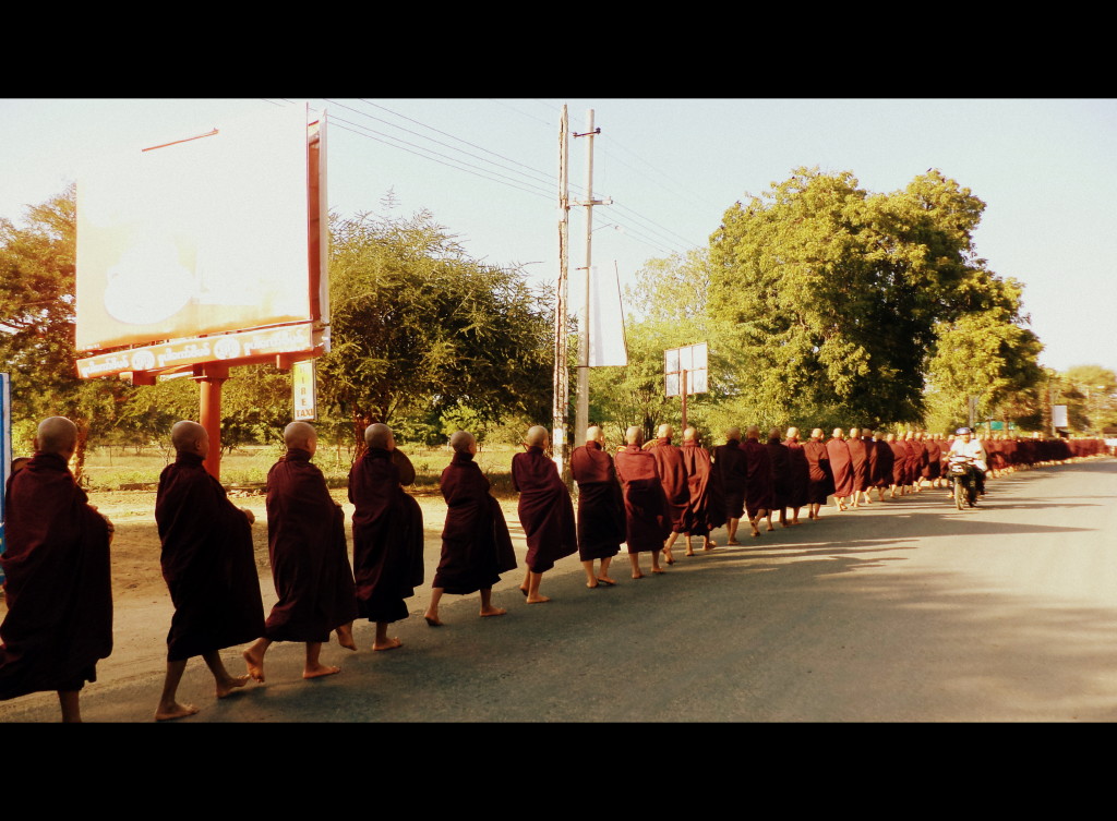 Procesión de monjes Curiosidades de Myanmar