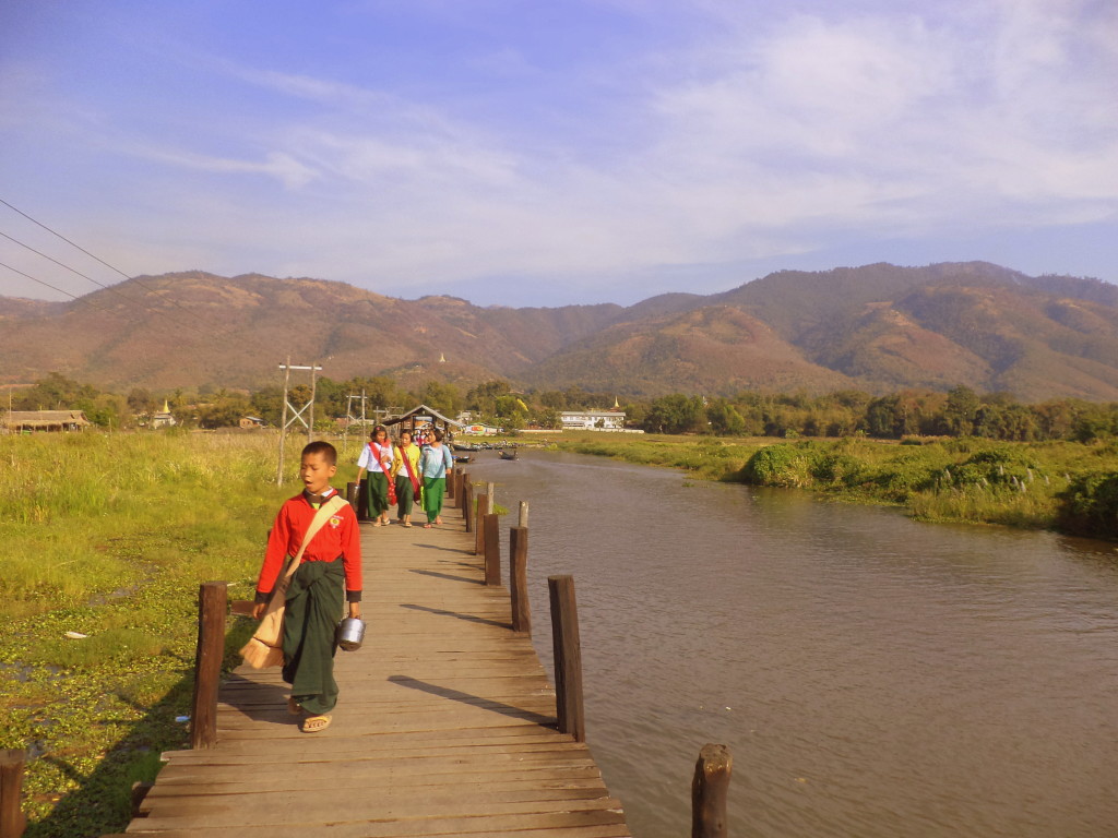 Uniforme escolar con longyi Lago Inle Curiosidades de Myanmar