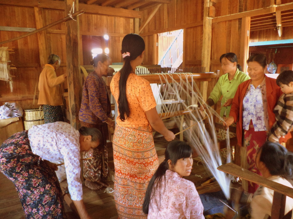 Telar Mujeres lado Inle Curiosidades de Myanmar