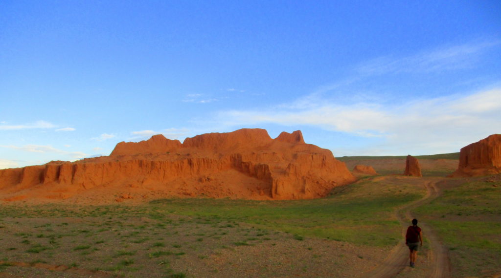 Cómo viajar y trabajar online Red cliffs Mongolia