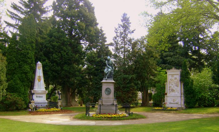 Tumba Beethoven Schubert monumento Mozart cementerios alrededor del mundo