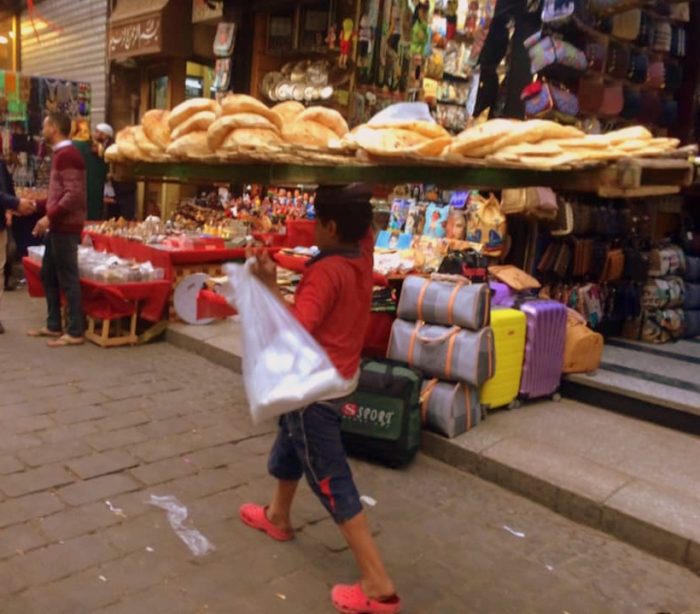 Niño con bandeja de pan en la cabeza Curiosidades de Egipto